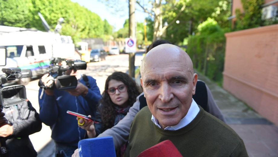 José Luis Espert complicado por los mensajes de WhatsApp: la imputación se apoya en documentos bancarios y escuchas a sus contadores donde planificaban "no mostrar nada" ante el fisco. (Foto: Clarín Fotografía)