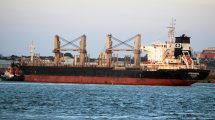 Imagen de VMOS: el buque MV Athanasia llegó al puerto de San Antonio Oeste para comenzar la descarga de más de 700 tubos de acero