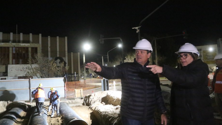 El intendente de Neuquén, Mariano Gaido, recorrió la obra de la Avenida Mosconi. (Foto: gentileza)