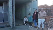 Imagen de Eva y Matías tienen dos hijas y construyen su casa con cuatro contenedores marítimos: “No queríamos una hipoteca de por vida”