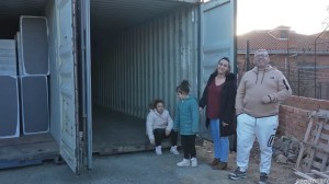 Eva y Matías tienen dos hijas y construyen su casa con cuatro contenedores marítimos: “No queríamos una hipoteca de por vida”