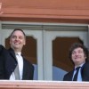 Imagen de Javier Milei sostiene a Manuel Adorni mientras crecen las tensiones dentro y fuera del oficialismo