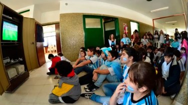 Entre goles y guardias: educar en tiempos de Mundial