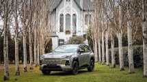 Imagen de Toyota amplía su ofensiva electrificada con la RAV4 PHEV y el bZ4X