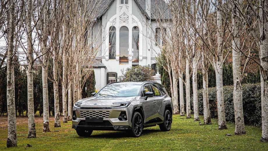 Toyota incorpora por primera vez en la Argentina tecnologías híbridas enchufables y vehículos 100% eléctricos en su portfolio. La nueva RAV4 PHEV alcanza hasta 329 CV y más de 1.000 km de autonomía combinada.