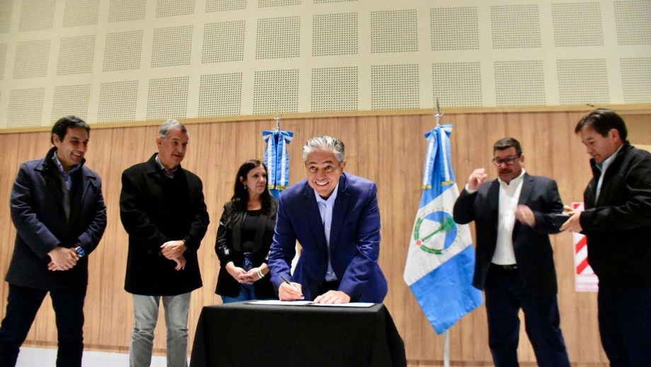 La firma del convenio este lunes tuvo lugar en el Centro de Convenciones Domuyo. Foto: Matías Subat.