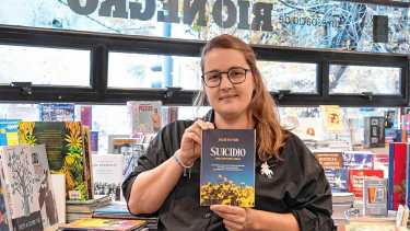 «Hablar de suicidio no lo incita, lo previene»: la historia detrás del libro de la psicóloga neuquina Julieta Fabi