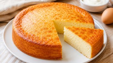 Cómo hacer la torta de yogur sin harina ni azúcar que gana lugar en la cocina saludable