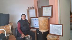 Miguel Ramírez: peluquero, músico y fabricante de bombos