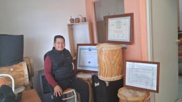 Miguel Ramírez: peluquero, músico y fabricante de bombos
