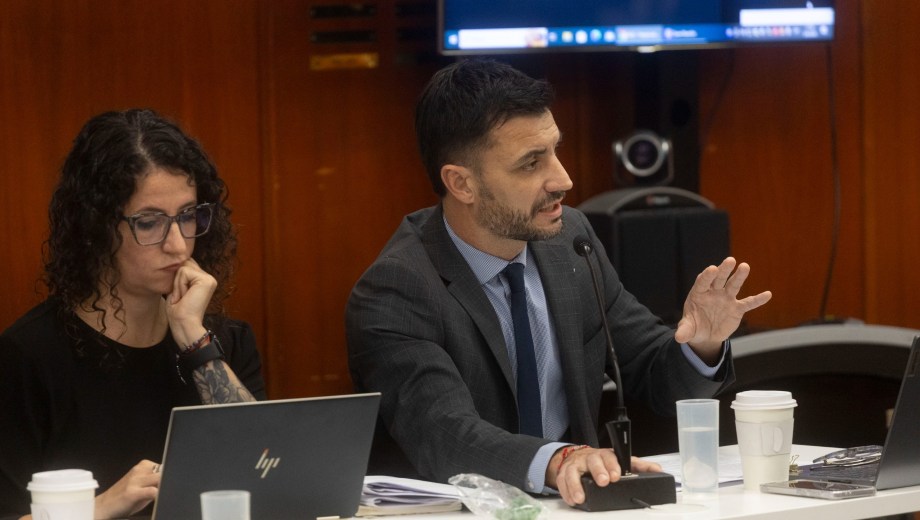 El fiscal Juan Pedro Peralta, acompañado por Yanina Estela Passarelli, abrió los alegatos, con sus acusaciones. Foto: Pablo Leguizamón.