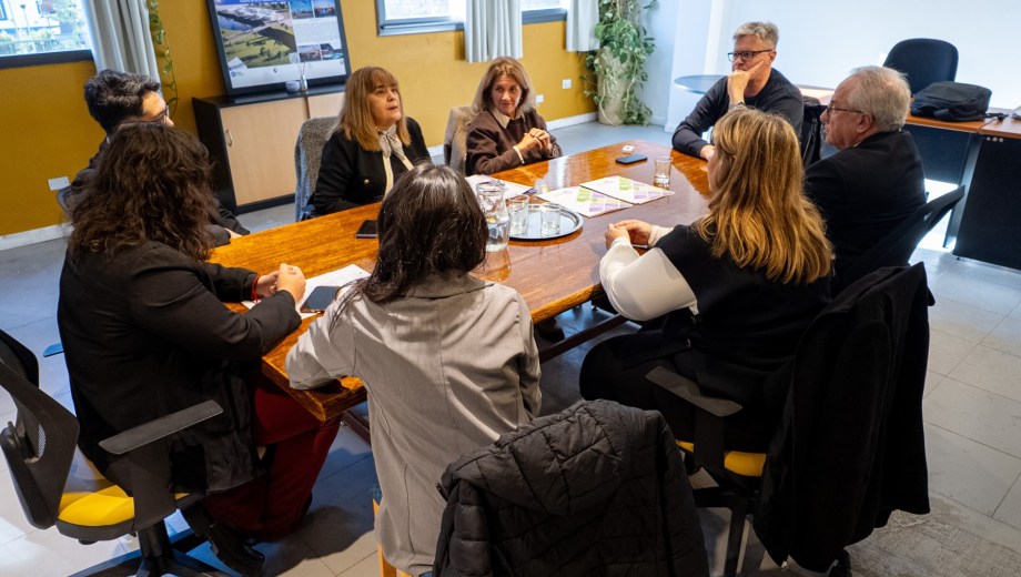 Las autoridades del municipio de Plaza Huincul y de la FRN - UTN firmaron el convenio. (Foto gentileza)