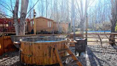El refugio de cabañas, tinajas y spa, donde el estrés pierde la partida, a minutos de Neuquén
