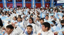 Imagen de En 10 fotos, así se vivió la promesa de la bandera en Neuquén: más de 700 estudiantes coparon el Ruca Che