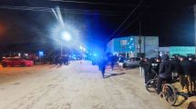 Imagen de Inseguridad en Río Colorado: una pueblada rodeó a dos sospechosos en un comercio y estalló el reclamo