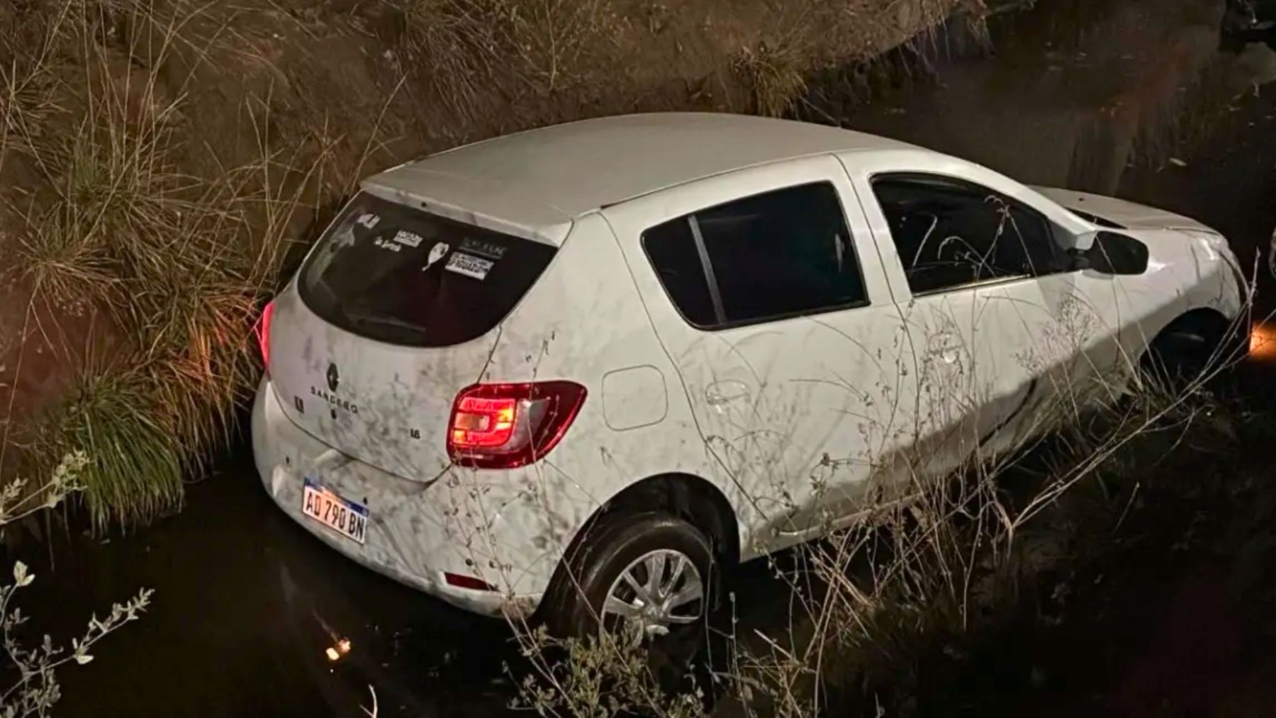 Robó un auto mientras la dueña compraba en Cipolletti, escapó y fue recuperado tras un operativo