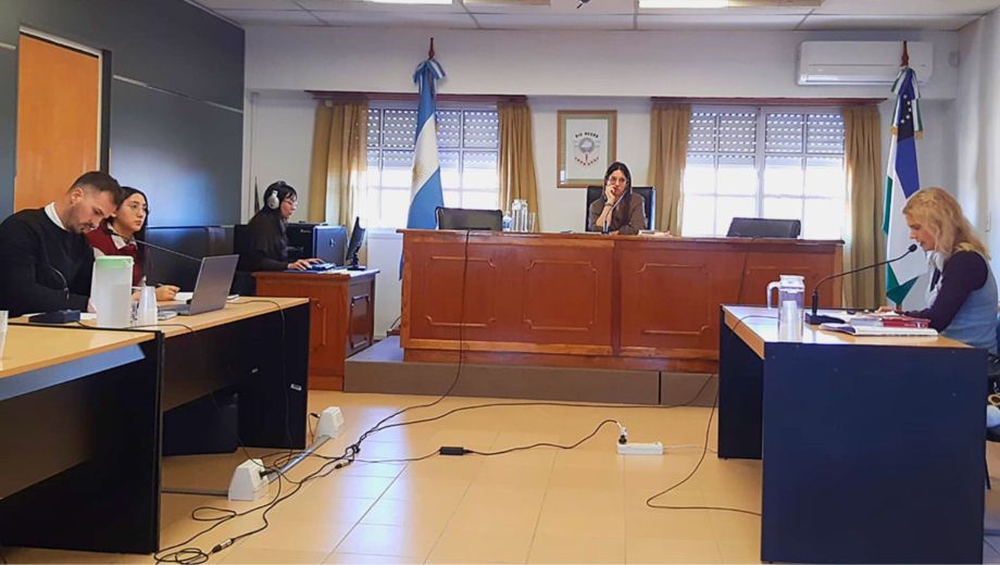 La audiencia se realizó en el Foro Penal de Cipolletti, donde se habilitó la investigación y se dispuso una medida cautelar contra el acusado.
