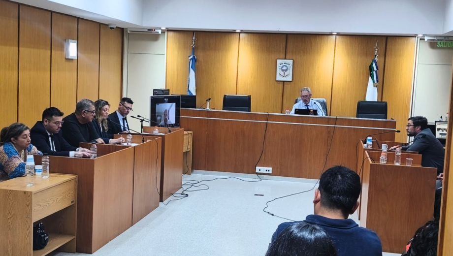 La Justicia determinó que los imputados por el asesinato de Julián Dobra permanezcan en prisión preventiva mientras se procesan pericias genéticas y tecnológicas adicionales.
