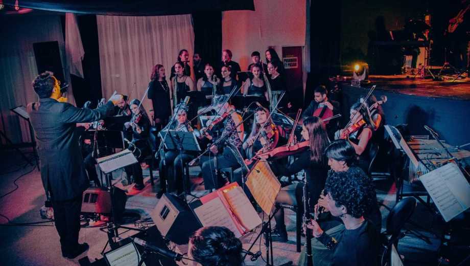 La Orquesta Ocasional de Rock Sinfónico repasó clásicos de Charly García en una noche que combinó música, emoción y solidaridad. Foto getnileza. 