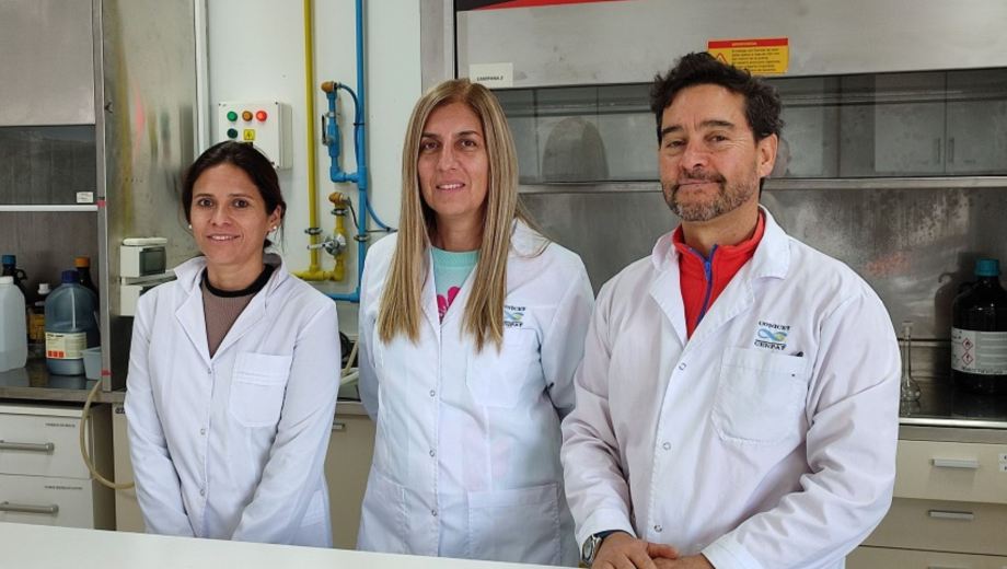 Carmen Marinho, Claudia Leal y Rodrigo Barrera integran el Servicio Centralizado de Química del CENPAT, que logró la máxima calificación en ensayos interlaboratorio de control de calidad ambiental. Foto gentileza. 