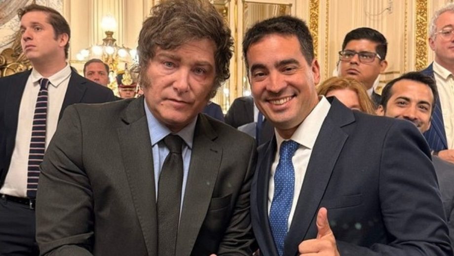 Adrián Ravier junto a Javier Milei. Foto: Clarín 