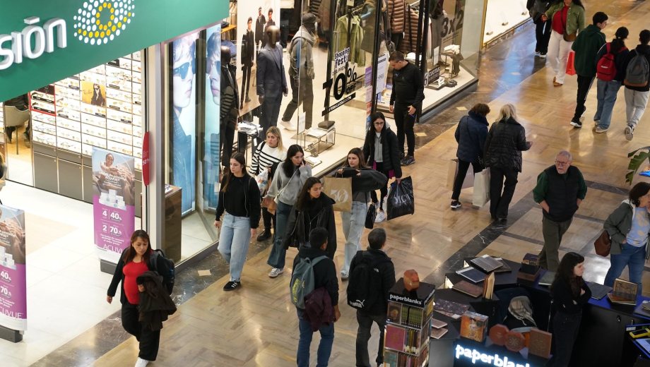 Mientras los últimos datos del Indec marcan un repunte en la actividad, el mercado laboral y el consumo interno muestran realidades dispares. (Foto: Clarín Fotografía) 