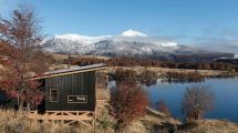 Imagen de Un solitario refugio de madera desafía el viento y la nieve en un remoto paraíso de la Patagonia