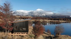 Un solitario refugio de madera desafía el viento y la nieve en un remoto paraíso de la Patagonia