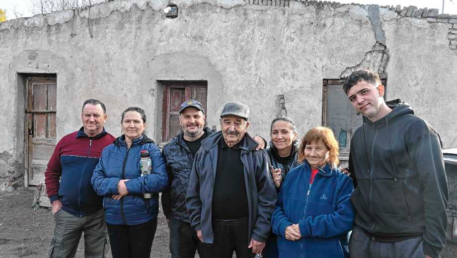 Roberto, histórico productor de Regina, junto a su esposa Alicia, sus hijos y nieto. Foto: Juan Thomes. 