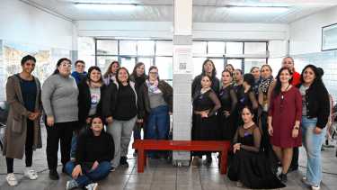 Ni Una Menos: un Banco Rojo en la Terminal de Roca abre un mes de actividades contra la violencia de género
