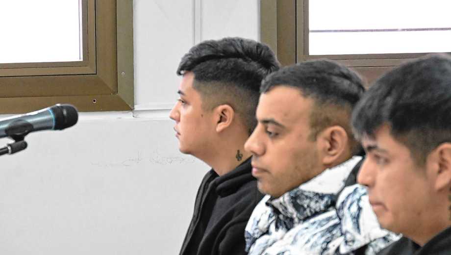 Los acusados presenciaron la audiencia en los tribunales federales de Roca. Foto Juan Thomes.