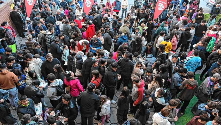 Multitudinario intercambio de figuritas en Diario RÍO NEGRO. (Foto: Juan Thomes)