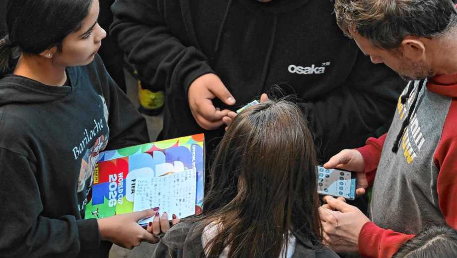 Todos se llevaron figuritas para completar el álbum. (Foto: Juan Thomes)
