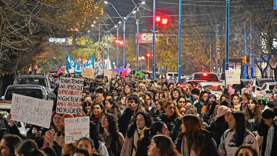Marcha Ni Una Menos en Roca. Foto: Andrés Maripe.
