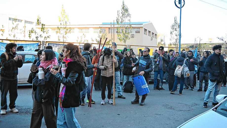 La instancia en la Ciudad Judicial fue acompañada por una concentración de estudiantes y docentes. Foto: Juan Thomes.