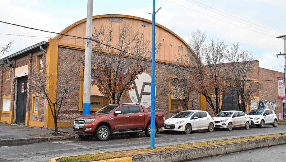 El edificio de la ex cooperativa Valle Fértil, sobre la avenida Roca. (Foto: Andrés Maripe)
