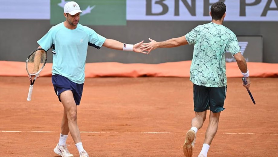 El argentino y el español Granollers vencieron en sets corridos a Hugo Nys y Edouard Roger-Vasselin. (Foto: @AATenis/X)

