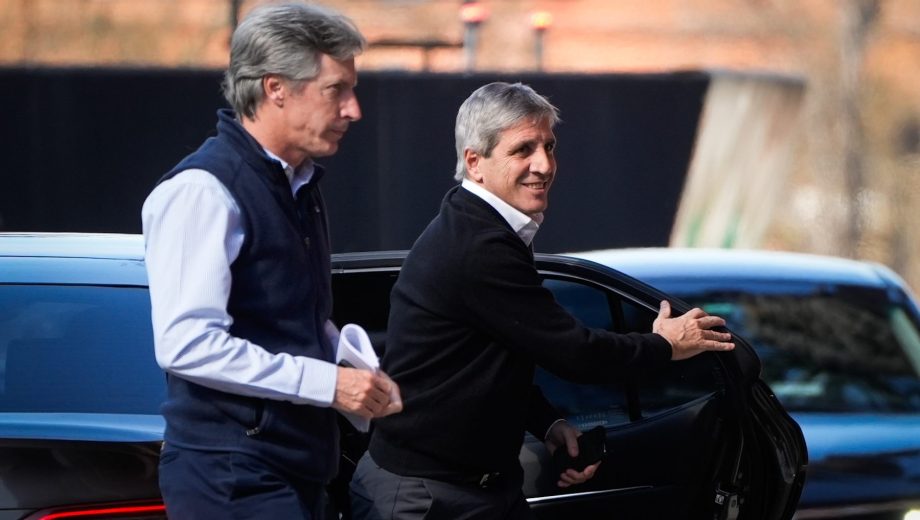 El titular del Banco Central, Santiago Bausili, y el ministro de Economía, Luis Caputo. (Clarín Fotografía)