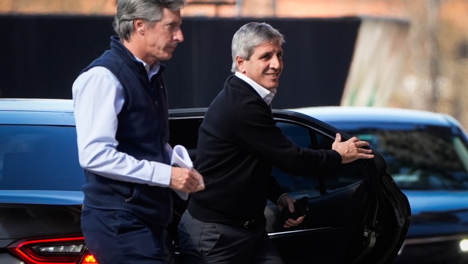 El titular del Banco Central, Santiago Bausili, y el ministro de Economía, Luis Caputo. El equipo económico enfrenta el vencimiento de US$ 1.000 millones del Bopreal para importadores. (Clarín Fotografía)