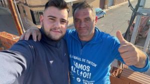 «Las casas no las van a construir robots ni la IA»: Santiago Carpintero, «El albañil de TikTok» que aprendió el oficio de su padre