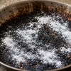 Imagen de Cómo limpiar una sartén quemada y dejarla como nueva sin rayarla