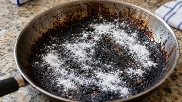 Cómo limpiar una sartén quemada y dejarla como nueva sin rayarla