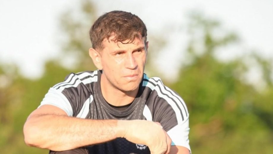 Dibu Martínez se está recuperando de su lesión y apunta a regresar para el estreno mundialista ante Argelia. 