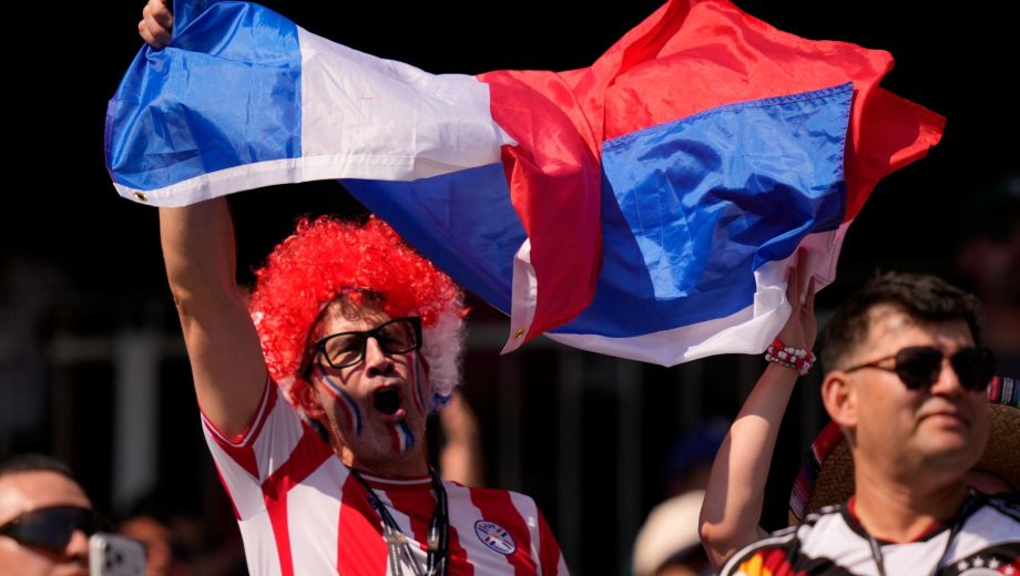 El hincha paraguayo festejea por anticipado y el alemán se la ve venir. Inolviable festejo guaraní en Massachusetts.