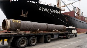 Vaca Muerta Oil Sur: cargaron en Buenos Aires más de 700 caños que irán a Punta Colorada