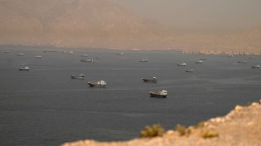 Buques petroleros perforan el bloqueo en el estrecho de Ormuz y el precio del Brent por debajo de los US$75
