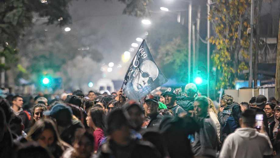 Fanáticos comienzan a llegar a las inmediaciones del Microestadio de Villa Domínico, donde mañana domingo tendrá lugar el último adiós al Indio Solari. Foto; Antonio Becerra