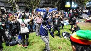 Incidentes y 14 detenidos durante el banderazo de despedida al Indio Solari en el Obelisco