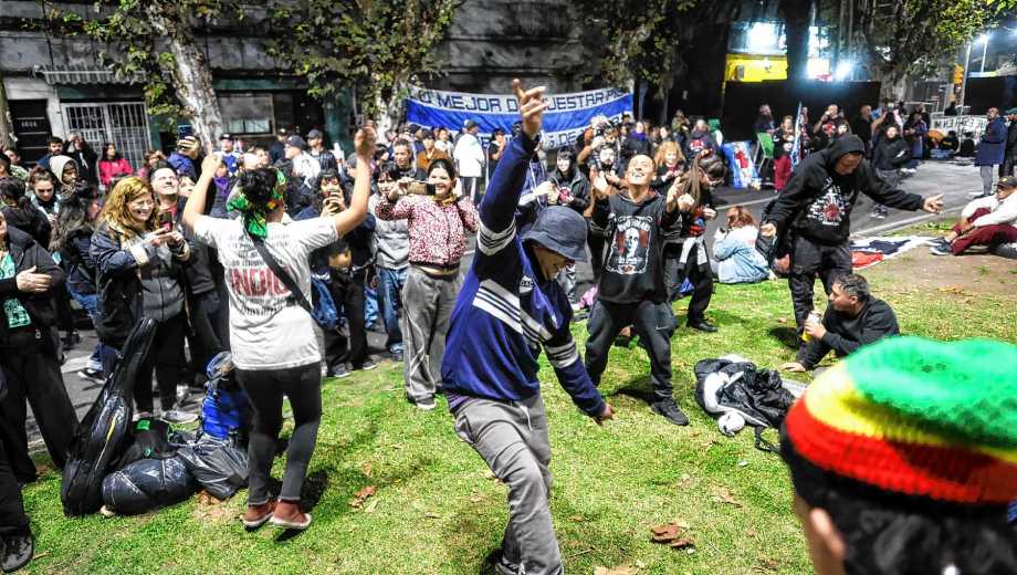 Fanáticos comienzan a llegar a las inmediaciones del Microestadio de Villa Domínico, donde mañana domingo tendrá lugar el último adiós al Indio Solari. Foto; Antonio Becerra