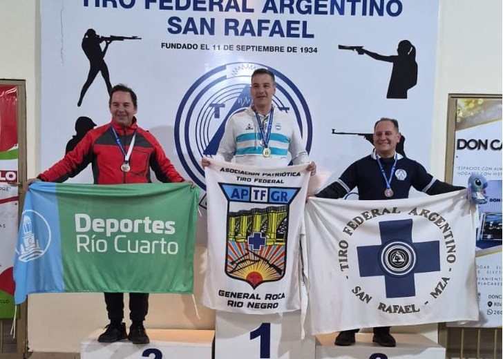 Villani en el podio de la disciplina Tiro Rápido 25 metros. (Gentileza)